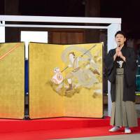 Artist Taro Yamamoto unveils screens featuring characters from the upcoming \"Star Wars\" film rendered in the Rimpa school at Kiyomizu Temple in Kyoto on Monday. | KYODO