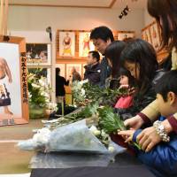 Visitors to the Kitanoumi Memorial Museum in the town of Sobetsu, Hokkaido, pay tribute Saturday to the wrestler. He died Friday in Fukuoka, where he was attending the Kyushu Grand Sumo Tournament. | KYODO