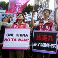 Protesters in Taipei on Wednesday denounce Taiwanese President Ma Ying-jeou\'s plan to meet with Chinese President Xi Jinping. The placards read: \"Don\'t come back if you go\" and \"Stop the China-Taiwan relationship.\" | AP