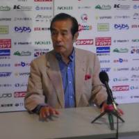 Niigata Albirex BB coach Kazuo Nakamura,seen during Sunday\'s post-game news conference, has guided the Eastern Conference club a 9-1 start this season. | ED ODEVEN