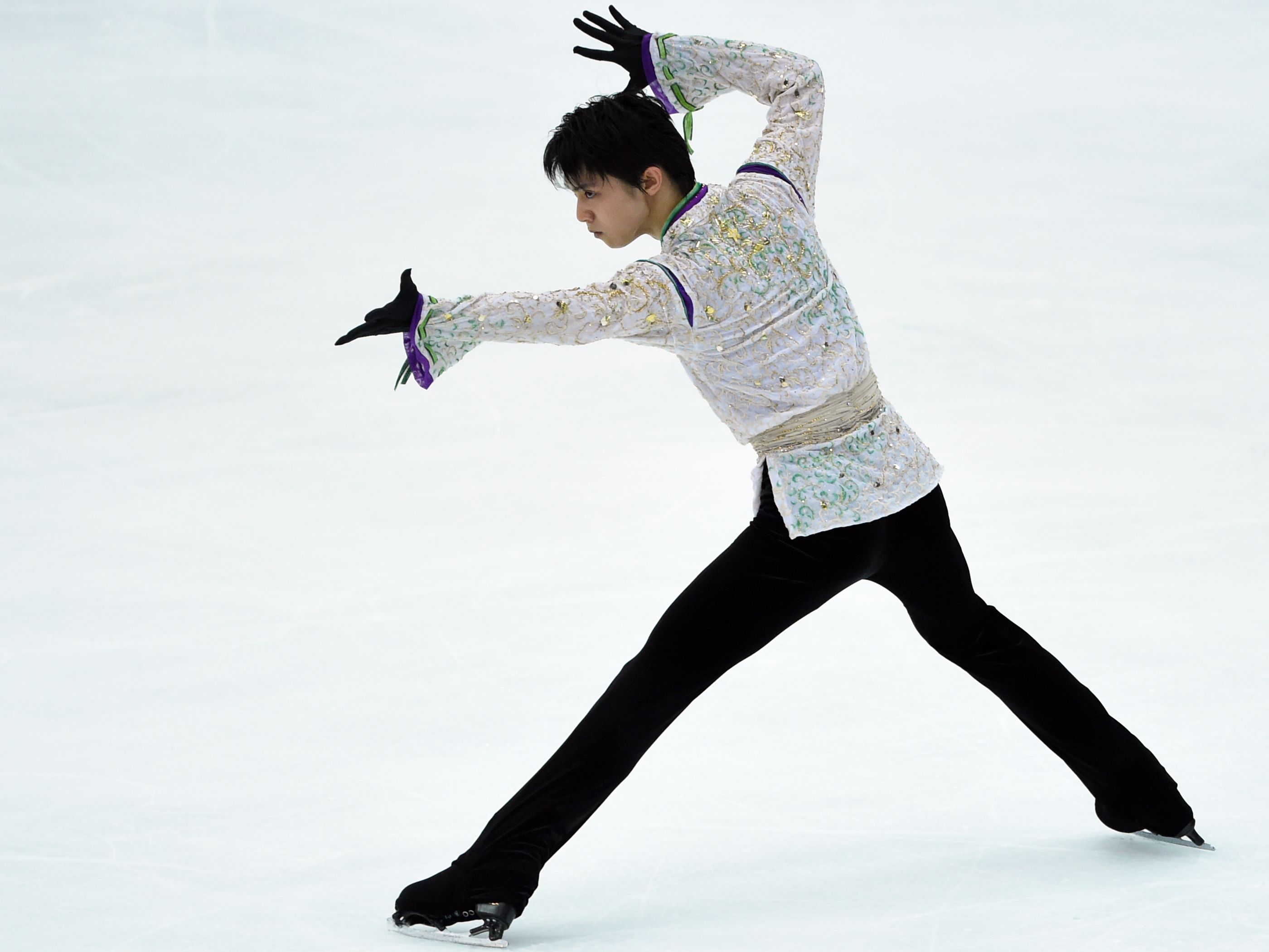 Yuzuru Hanyu performs during the men's free skate on Saturday at the NHK Trophy in Nagano. Hanyu captured the title with a world-record score of 322.40 points in the two-day competition. | AFP-JIJI