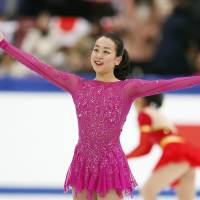 Mao Asada salutes the crowd at the Big Hat during the NHK Trophy in Nagano on Friday. The three-time world champion struggled during her short program and placed fourth with 62.50 points. | KYODO