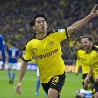 Shinji Kagawa celebrates after scoring for Borussia Dortmund against Schalke on Sunday. | KYODO