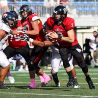 Frontiers quarterback Colby Cameron runs against the Rise during a game in Kawasaki last month. The American led Fujitsu to the X League title last year. | KAZ NAGATSUKA