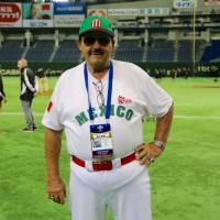 Mexico manager Mike Brito, a well-known MLB scout, is seen at Thursday\'s practice during the Premier 12 at Tokyo Dome. | KAZ NAGATSUKA