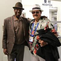 Mexico manager Mike Brito (right) and his old friend and former Hankyu Braves player Roberto \"Chico\" Barbon pose for a photo at Tokyo Dome on Thursday. | KAZ NAGATSUKA