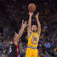Superstar Stephen Curry has helped the Golden State Warriors open the season with 15 straight victories. | USA TODAY / REUTERS
