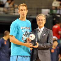 Kyoto\'s David Palmer, seen receiving the 2012-13 best free-throw shooter award from commissioner Toshimitsu Kawachi, is having an excellent season on offense. | YOSHIAKI MIURA