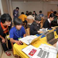 About 600 junior high school students participated in the \"Junior Challenge Japan\" event at Kidzania in Tokyo\'s Koto Ward on Nov. 7. The event included seminars on the global environment, ICT and a variety of activities such as experiencing Japanese culture and iPhone programming. | YOSHIAKI MIURA
