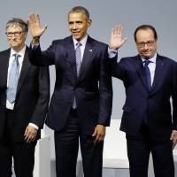Dignitaries (from left) Canadian Prime Minister Justin Trudeau, Microsoft CEO Bill Gates, U.S. President Barack Obama, French President Francois Hollande and Indian Prime Minister Narendra Modi wave during the \'Mission Innovation: Accelerating the Clean Energy Revolution\' meeting at the COP2, United Nations Climate Change Conference, in Le Bourget, north of Paris, Monday. | IAN LANGSDON, POOL PHOTO VIA AP