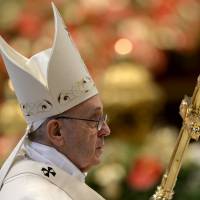 Pope Francis leaves after celebrating the holy Mass for the families in St. Peter\'s Basilica at the Vatican on Sunday. | AFP-JIJI