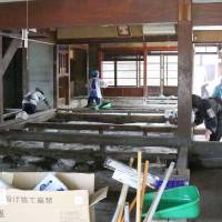 Volunteers clean the store of Nomura Jozo, a sake brewery in Joso, Ibaraki Prefecture, in October after it was flooded in September. | KYODO