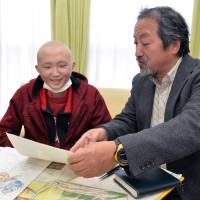 Yoshiki Ito, who died of cancer in November, talks with his teacher, Takashi Yamaguchi, in January at Nagoya University Hospital in Nagoya\'s Showa Ward. | CHUNICHI SHIMBUN