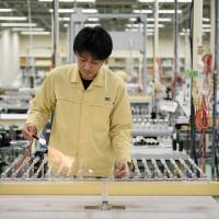 An employee manufactures photomultiplier tubes at Hamamatsu Photonics K.K.’s Toyooka factory in Iwata, Shizuoka Prefecture, on Nov. 4. Nobel prizes, unlocking universe's mysteries just another day's work at Hamamatsu Photonics