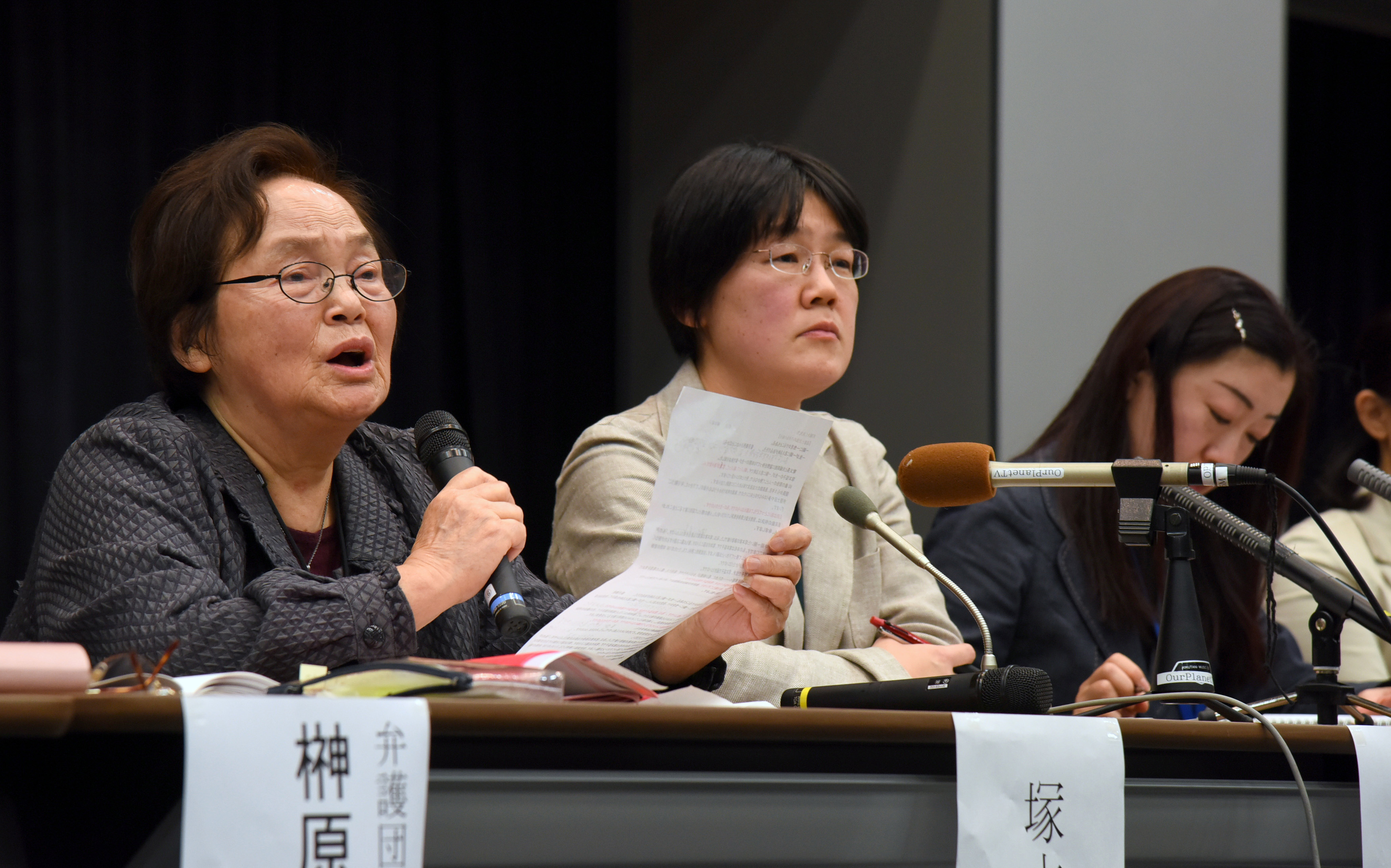 Plaintiffs contesting a spouse name rule address reporters in Tokyo on Wednesday. | SATOKO KAWASAKI