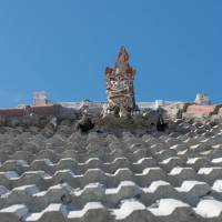 A <em>shīsa</em> (lion dog) ornament guards the rooftop of an Izena home. | STEPHEN MANSFIELD