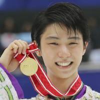 Yuzuru Hanyu, seen with his NHK Trophy gold medal on Saturday, impressed figure skating experts around the world with his amazing performance in Nagano. | AP