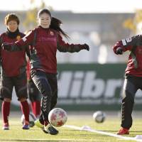 INAC Kobe Leonessa\'s Homare Sawa practices on Saturday, a day before the Empress\' Cup final. | KYODO