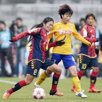 Kobe\'s Homare Sawa (left) competes against Sendai\'s Nozomi Tahara during their Empress Cup semifinal match at Todoroki Stadium in Kawasaki on Wednesday. | KYODO