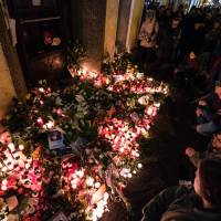 Crowds gather during a wake outside David Bowie\'s former home in Berlin on Monday. | AFP-JIJI