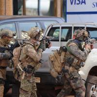 French special forces take up positions outside a hotel that was the site of an attack by Al-Qaida linked gunmen on Saturday in Ouagadougou. | AFP-JIJI