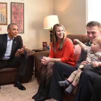 U.S. President Barack Obama takes part in a living room discussion in the home of Lisa Martin and Jeff Martin and their son, Cooper, in Omaha, Nebraska, on Wednesday. Llisa Martin as a new mother had written a letter to Obama about her concens for the future her son would grow up in. | AFP-JIJI