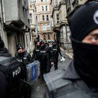 Turkish riot police block the street as Turkish anti-teror police officers search pro kurdish Peoples\' Democratic Party (HDP) Beyoglu headquarters, on Friday in Istanbul. A Turkish court sentenced a co-mayor of a major city in the Kurdish-majority southeast to 15 years in jail on charges of membership of the outlawed Kurdistan Workers Party (PKK). | AFP-JIJI