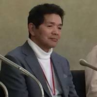 Cancer sufferers Kenji Takayama (left) and Yasuhiro Tanaka address reporters at a news conference in Tokyo on Friday. | DAISUKE KIKUCHI