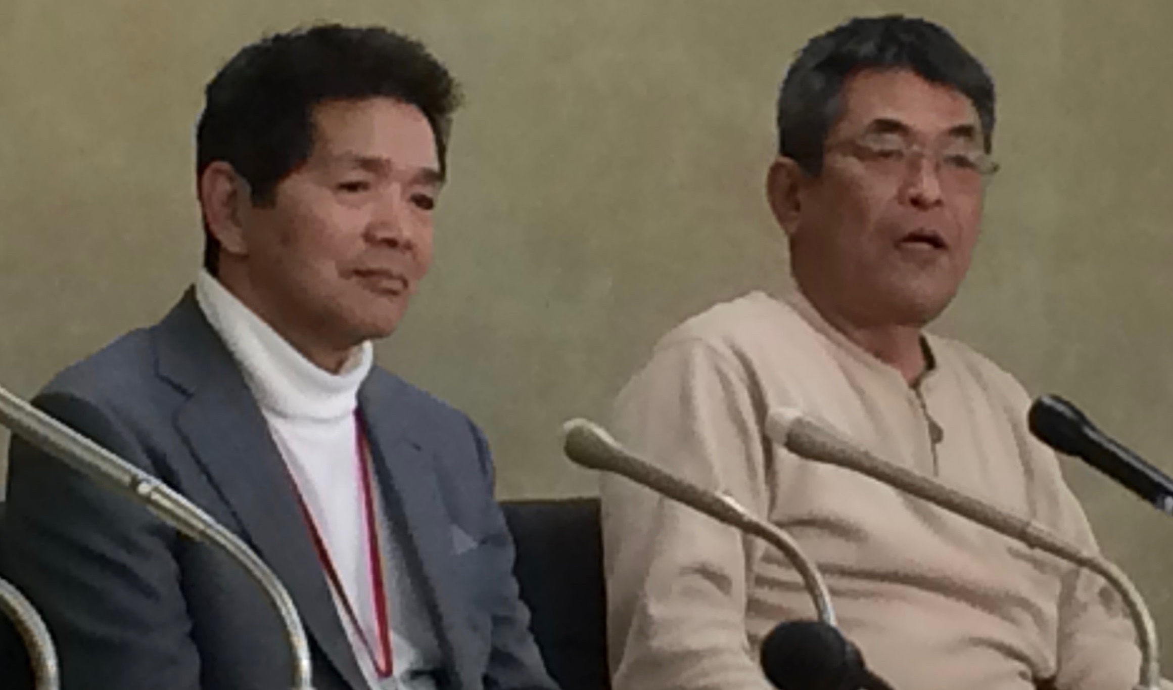 Cancer sufferers Kenji Takayama (left) and Yasuhiro Tanaka address reporters at a news conference in Tokyo on Friday. | DAISUKE KIKUCHI