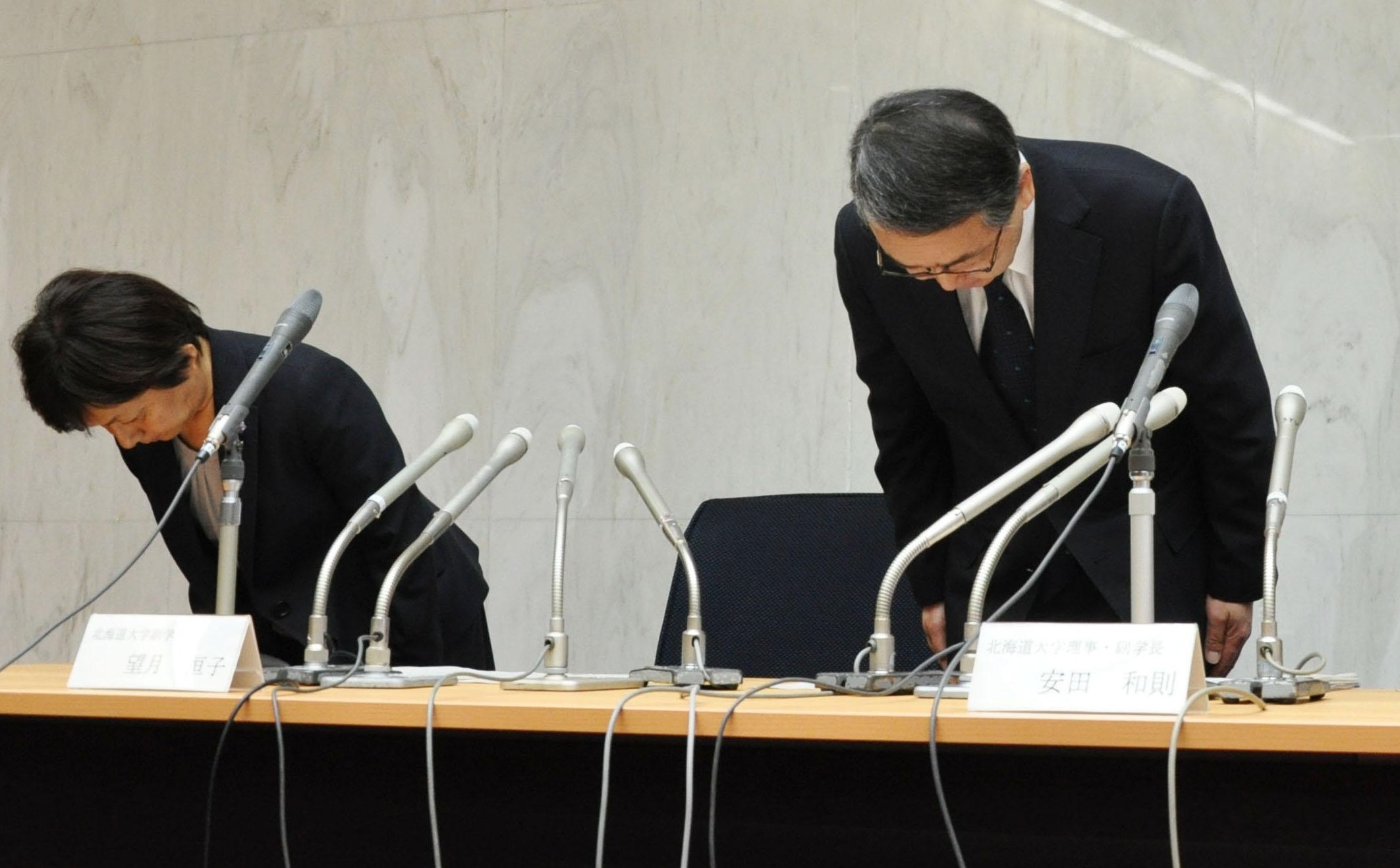 Hokkaido University officials, including Vice President Kazunori Yasuda, bow in apology at its campus in Sapporo on Wednesday over a suspected massive leak of students' personal information. | KYODO