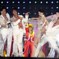 SMAP members (from left) Tsuyoshi Kusanagi, Goro Inagaki, Takuya Kimura, Shingo Katori and Masahiro Nakai perform with Taiwanese model and actress Lin Chi-ling in Beijing in September 2011. Members of the Japanese pop group say they will stick together, ending rumors of a breakup that shocked fans. | AP