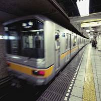 A train departing Ginza Station. An old hit song, \"Ginzano Koino Monogatari\" (A love story in Ginza) will now be the departing melody at Ginza Station on the Hibiya Line. | ISTOCK
