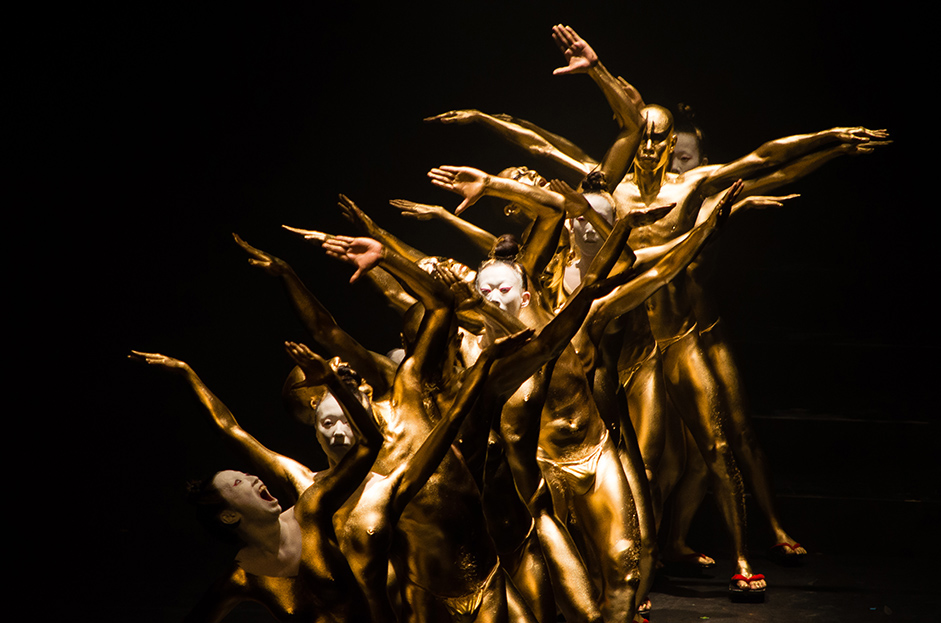 The gold-dusted Dairakudakan performers sparkle on stage for 'Crazy Camel,' at the Festival Automne en Normandie in 2013 | © NAOKO KUMAGAI