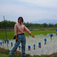 Students from Gunma Prefectural Tone Technical High School discovered that wild boar avoid fences made from blue plastic pots, red peppers and cotton gloves. | COURTESY OF GUNMA PREFECTURAL TONE TECHNICAL HIGH SCHOOL