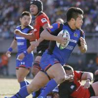 Panasonic\'s Shota Horie runs with the ball during the LIXIL Cup final on Sunday. | KYODO