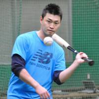 Norichika Aoki takes batting practice in Tokyo on Sunday. | KYODO