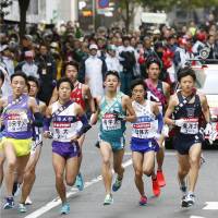 Runners begin the Tokyo-Hakone ekiden on Saturday morning in the Otemachi district of Tokyo. | KYODO