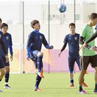 Takumi Minamino (center) controls the ball in training with Japan\'s Under-23s in Doha ahead of Tuesday\'s Under-23 Asian Championship semifinal against Iraq. | KYODO