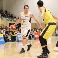 Tochigi Brex\'s Tommy Brenton, the NBL assist leader, dribbles against the Hitachi Sunrockers during a recent game. | KAZ NAGATSUKA