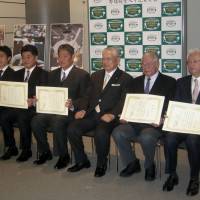 Kimiyasu Kudo (second from left), Masaki Saito (third from left), NPB commissioner Katsuhiko Kumazaki and the other Hall of Fame selectees pose for a photo at Japan’s Baseball Hall of Fame Museum on Monday. | KAZ NAGATSUKA