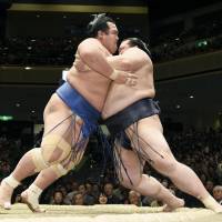 Kotoshogiku (left) and Kisenosato collide at the New Year Grand Sumo Tournament on Sunday. | KYODO
