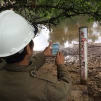 A resident reports river water level on his smart phone in Hue, Vietnam. | FUJITSU LTD.