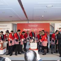 Kagami-biraki (sake barrel opening ceremony) is performed by the representatives of the organizers, as well as Klaus Schwab (sixth from right) and his wife (second from right). | JAPAN NIGHT ORGANIZATION COMMITTEE
