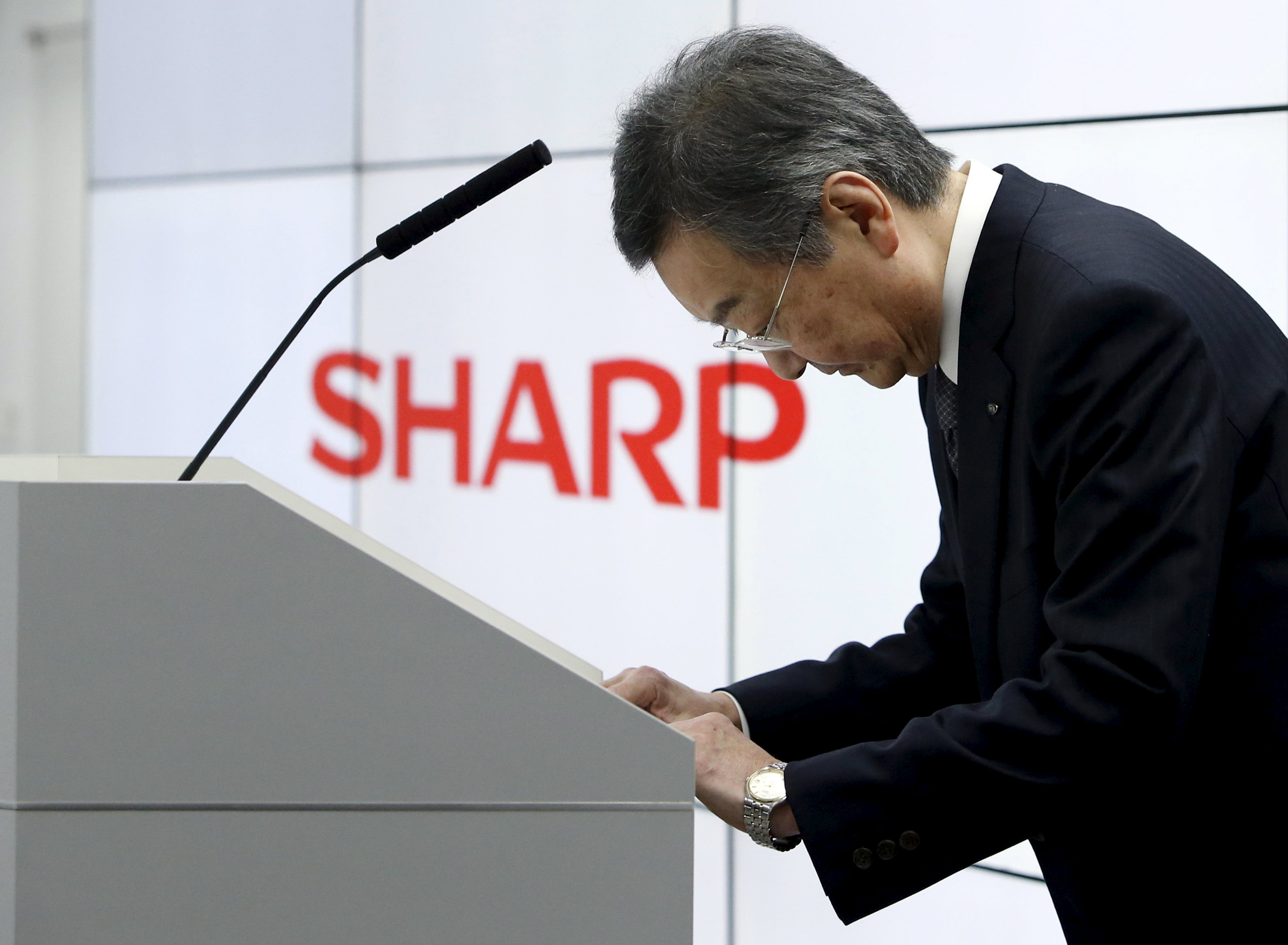 Sharp Corp. Chief Executive Kozo Takahashi bows at a news conference in Tokyo on Thursday. | REUTERS