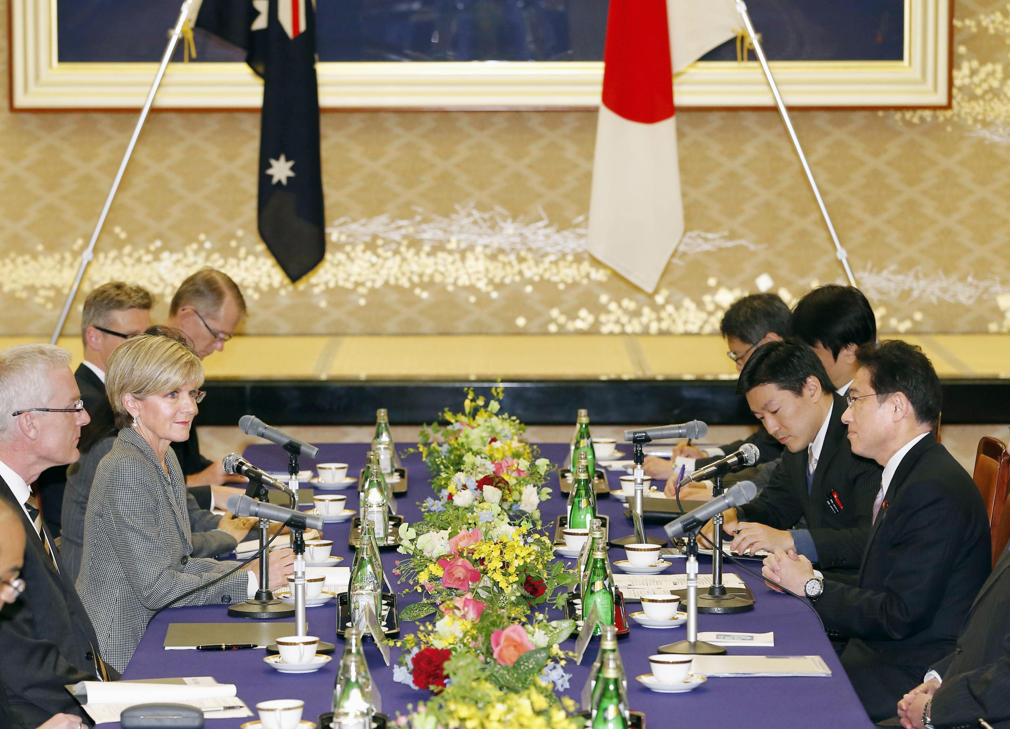 Foreign Minister Fumio Kishida and his Australian counterpart, Julie Bishop, sit down for a meeting in Tokyo on Monday. | KYODO
