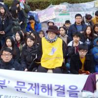 A former \"comfort woman\" joins a rally outside the Japanese Embassy in Seoul on Wednesday. | KYODO