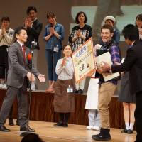 Sales clerk Atsushi Takehara receives the Grand Prize in the competition, which was sponsored by the Japan Council of Shopping Centers. | MAGDALENA OSUMI