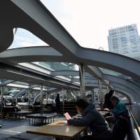 Passengers can order drinks in the lounge of the Hotaluna. | SATOKO KAWASAKI