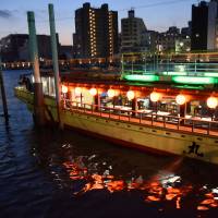 A \"yakatabune\" roofed pleasure boat prepares to cruise on the Sumida River on Feb. 4. | SATOKO KAWASAKI