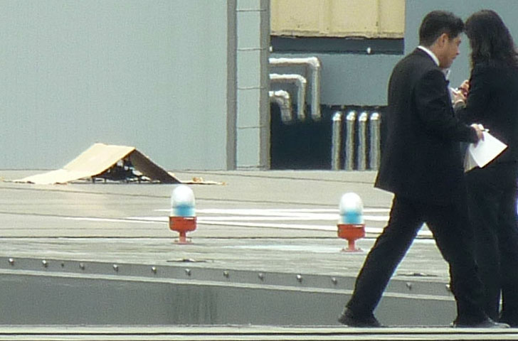 The drone owned by Yasuo Yamamoto sits on top of the Prime Minister's Office last April. | KYODO